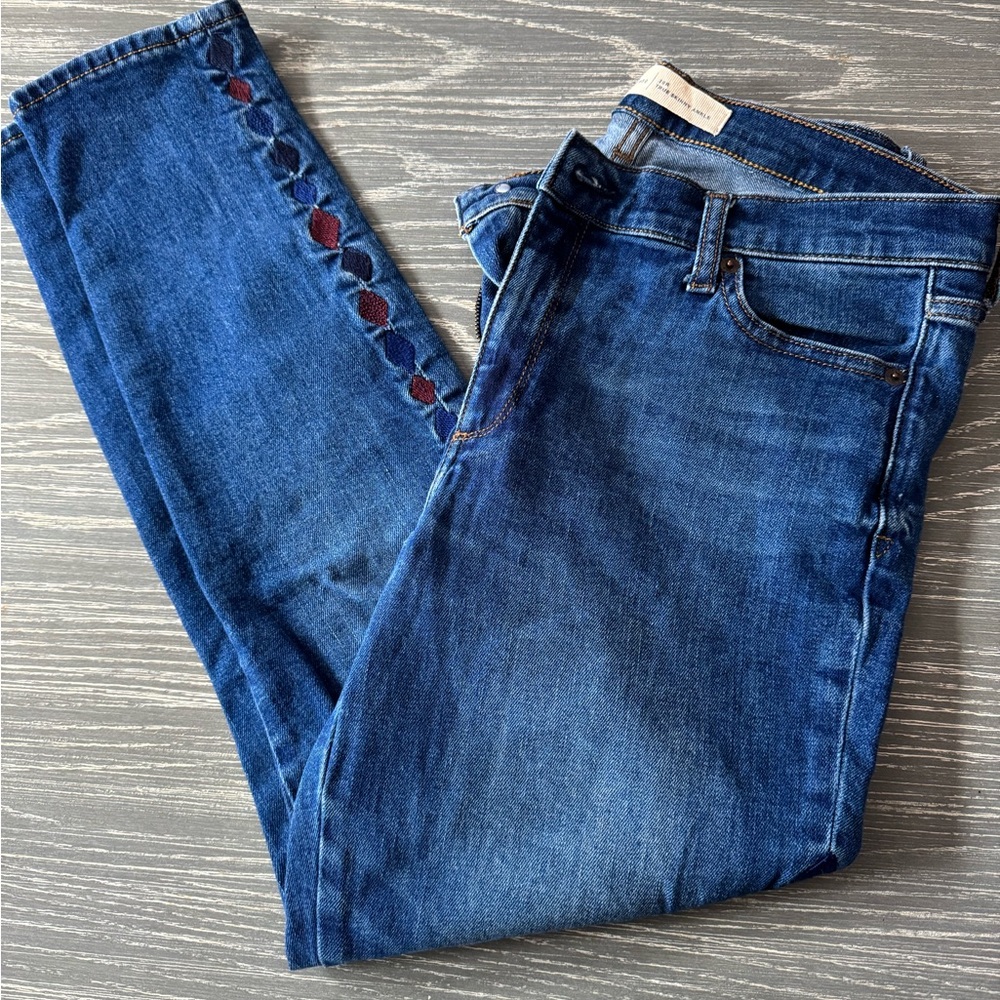 Gap True Skinny Ankle Jean with Embroidery Detail. Size 29.
